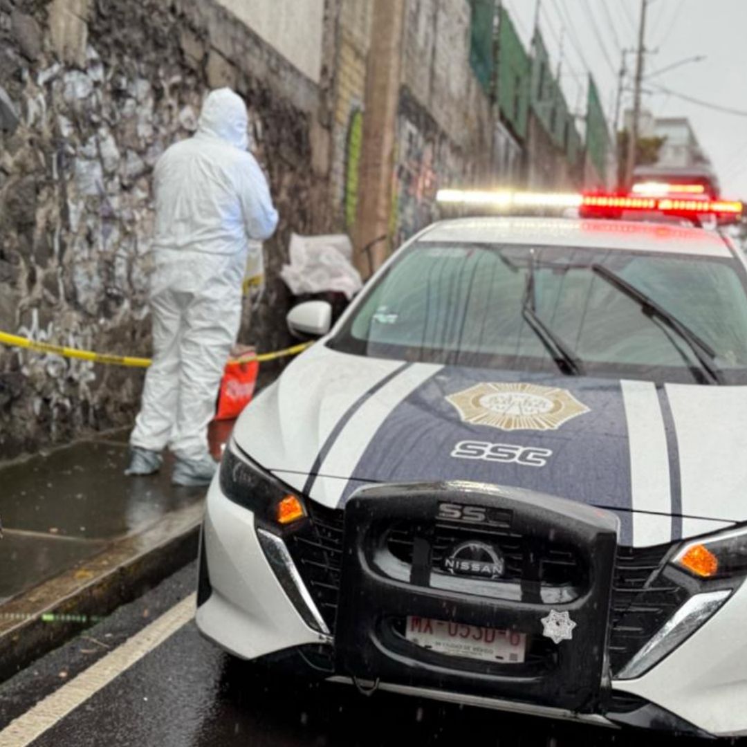 Policías resguardan zona donde murió un motociclista en la Álvaro Obregón, en CDMX