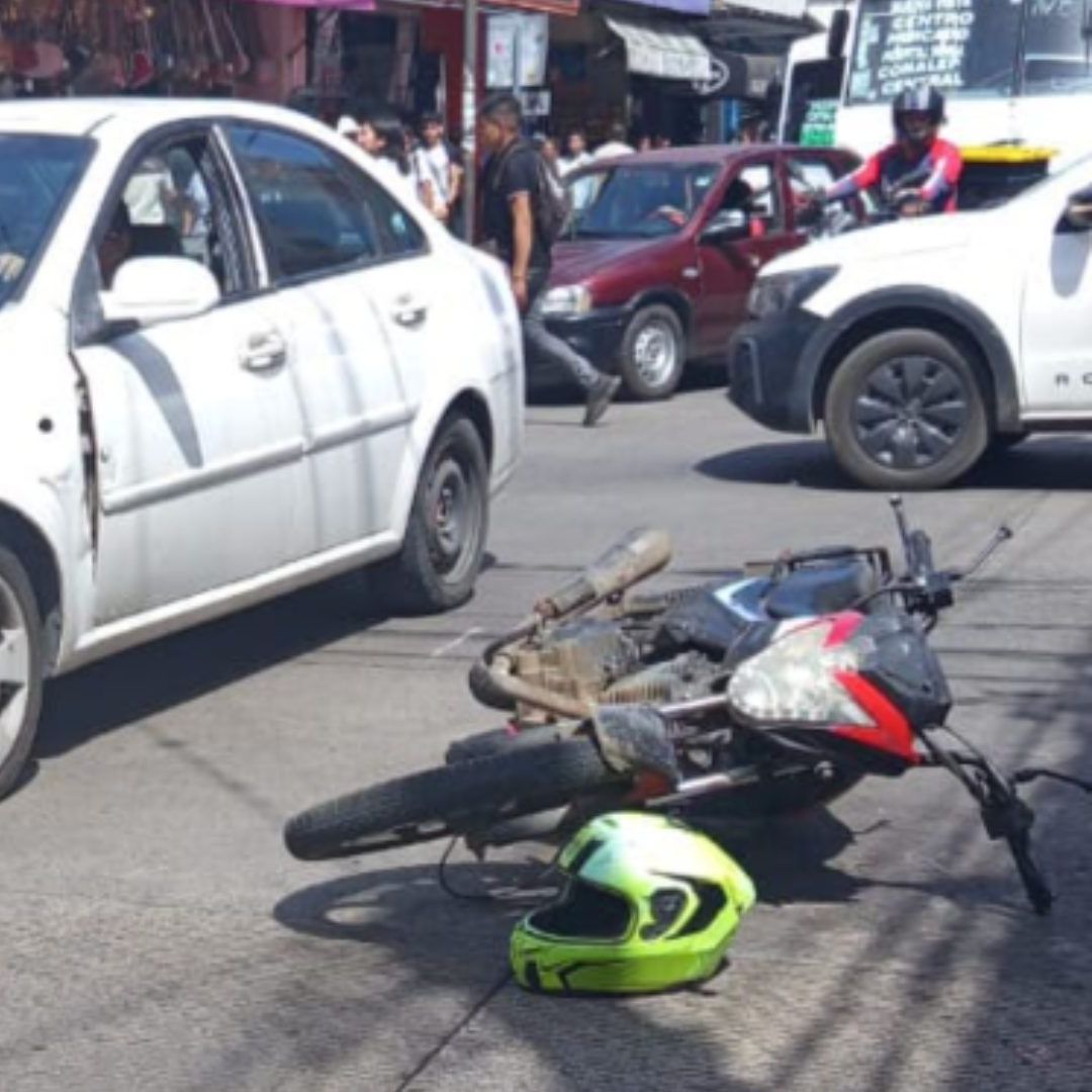 Motociclista lesionado al estrellarse contra un automóvil en Córdoba