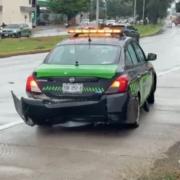Curva resbalosa en Veracruz causa derrapes y choque con patrulla