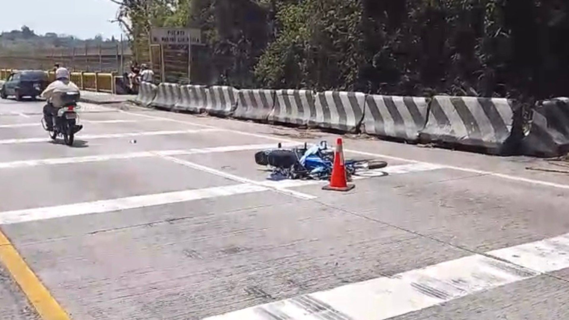 Motocicleta tirada tras accidente en la carretera Orizaba-Córdoba.