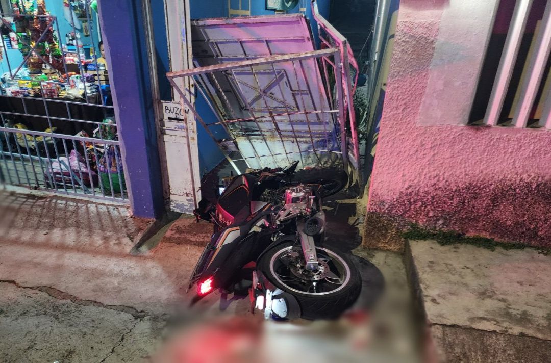 Joven motociclista muere al ser embestido por camioneta y ser proyectado contra el portón de una casa en Papantla