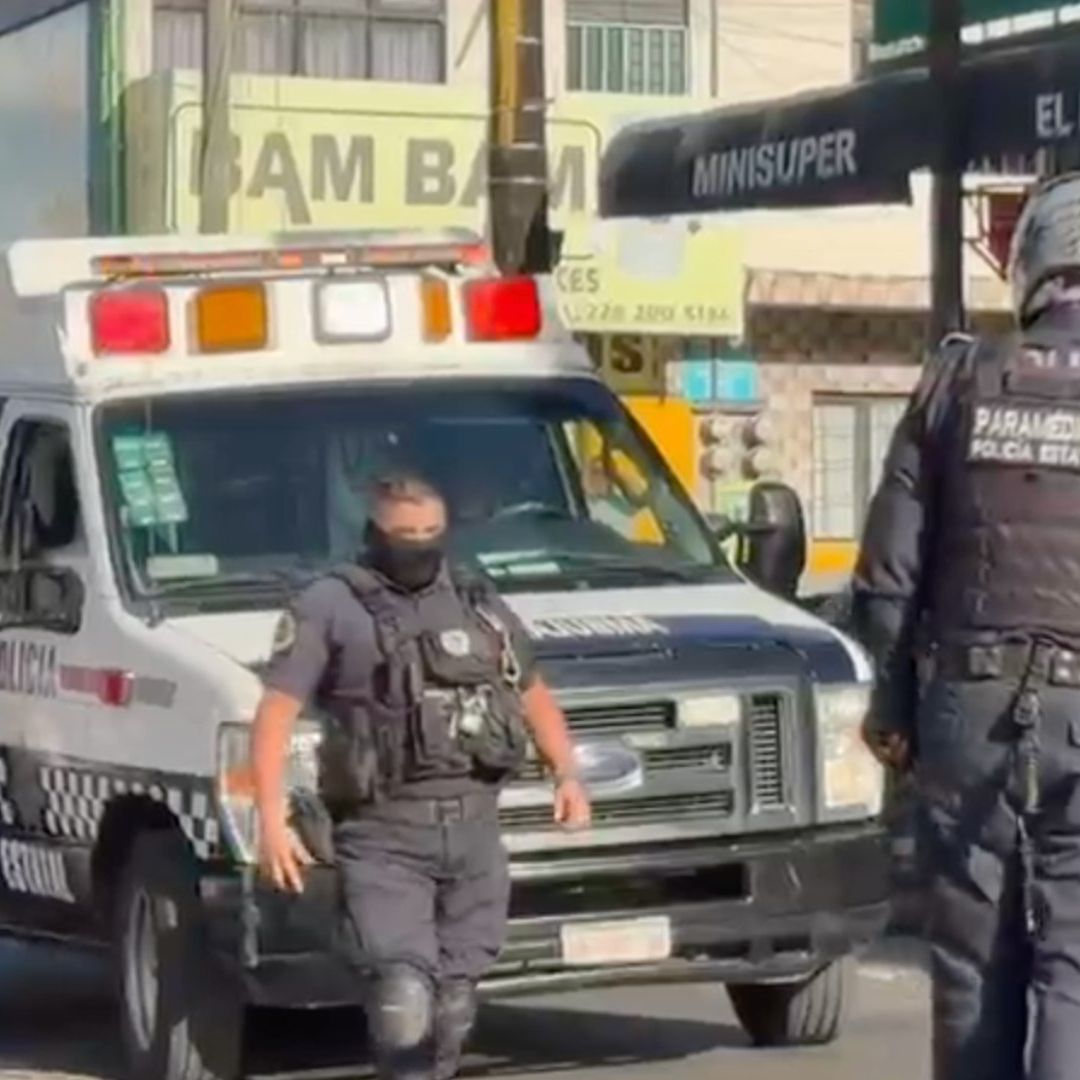 Paramédicos atendieron ala mujer lesionada en este aparatoso accidente en Xalapa