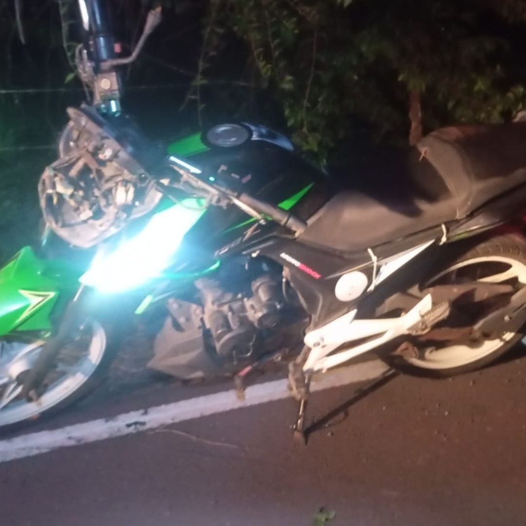 El motociclista perdió la vida al instante, por lo que los cuerpos de emergencias solo confirmaron que ya no contaba con signos vitales. Foto: Manuel Monroy