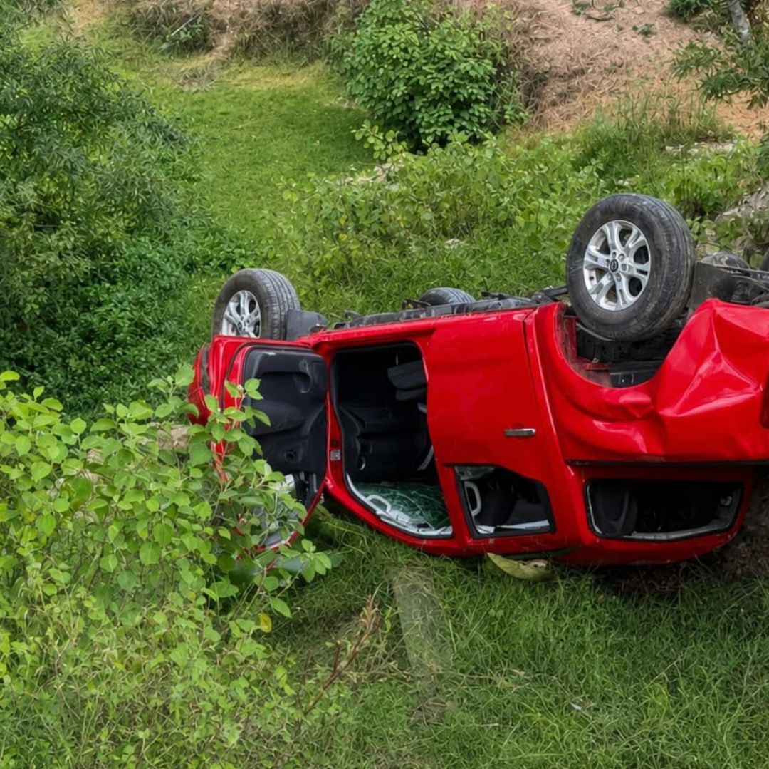 Camioneta cae a un barranco en Puebla.