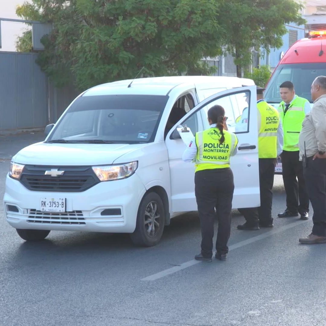 Policía de Monterrey, tránsito y paramédicos investigan muerte de conductor