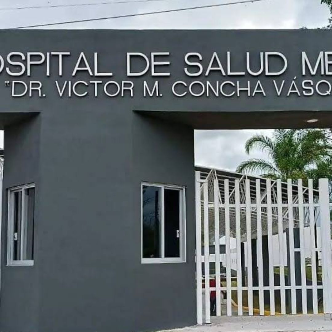 Médicos y rescatistas intentaron auxiliar al hombre; sin embargo, perdió la vida dentro del automóvil.