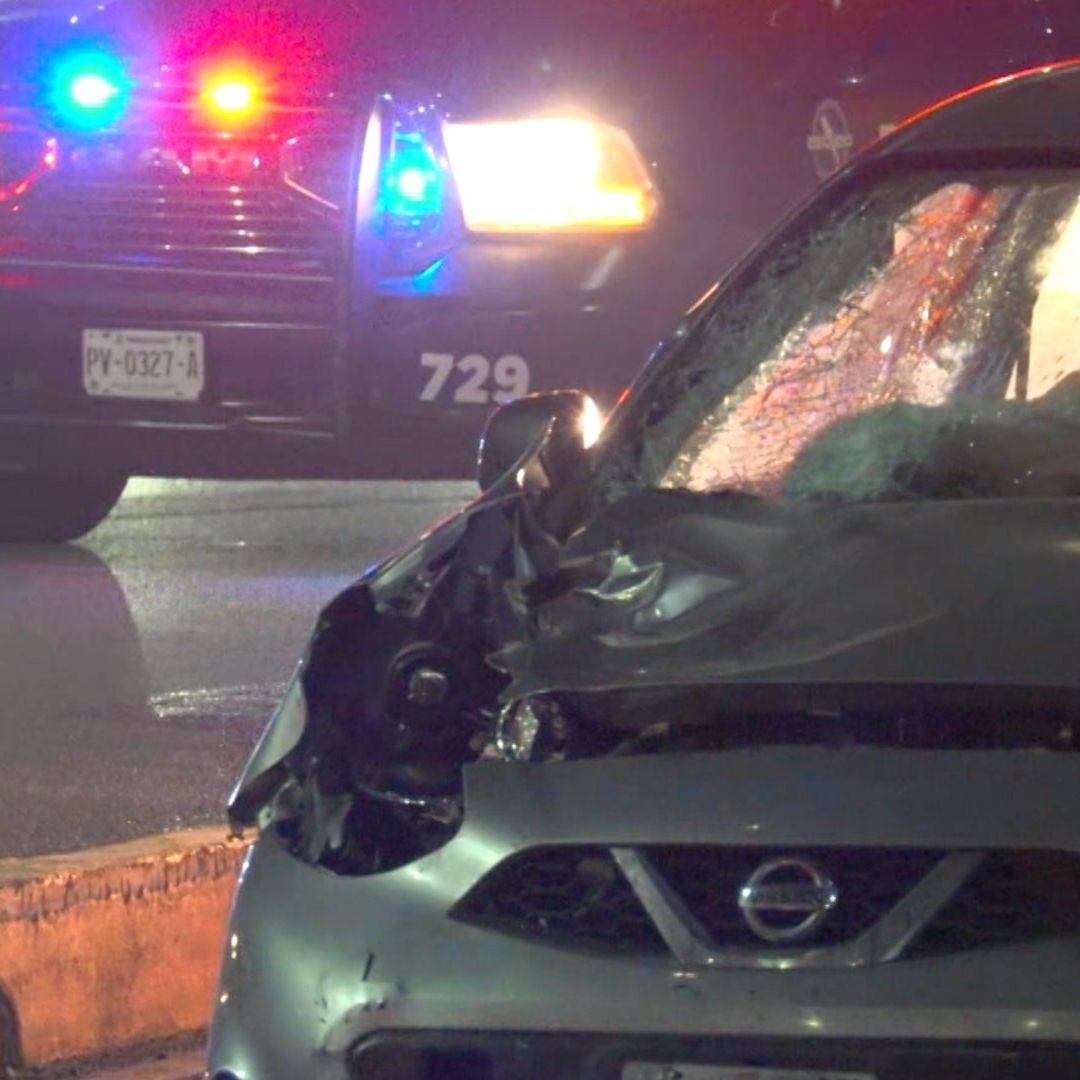 Auto dañado tras atropellar a hombre en bicicleta en Monterrey