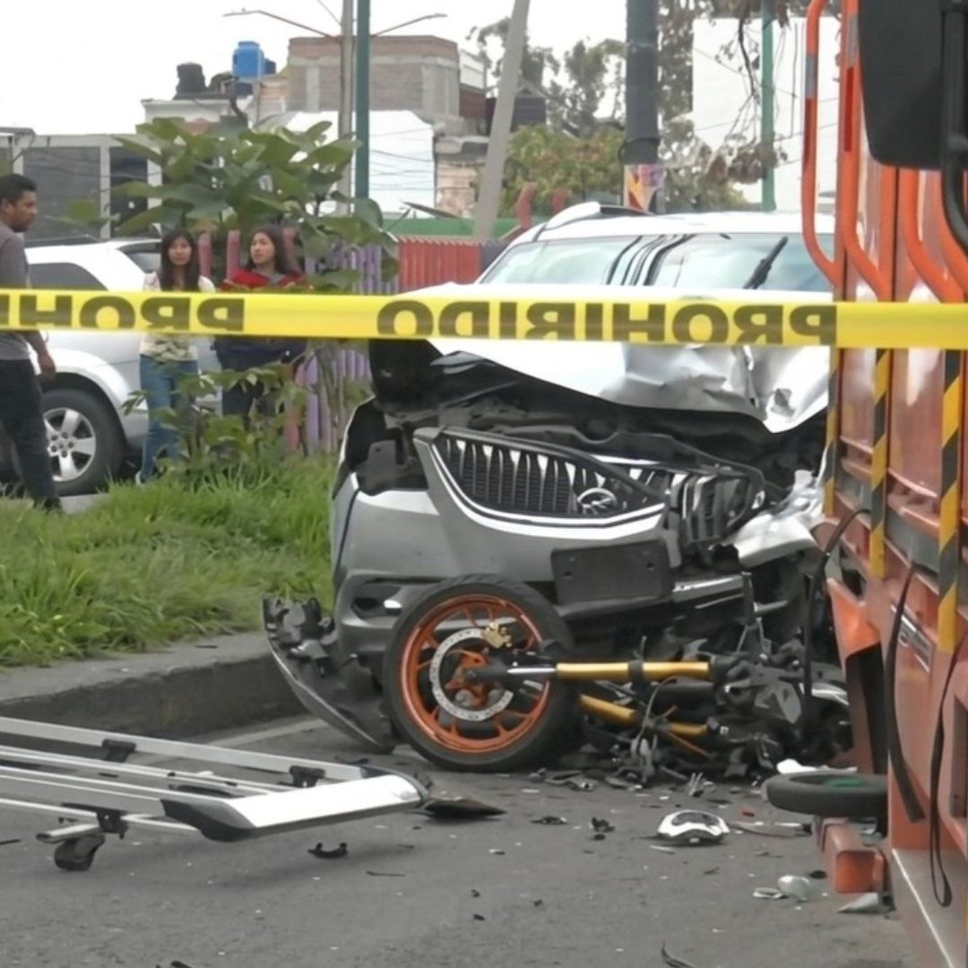 La motocicleta quedó abajo de un vehículo repartido y con ella su conductor. Foto: N+