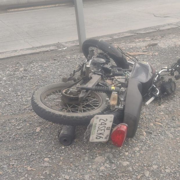 Motocicleta de conductor muerto en choque de tráileres