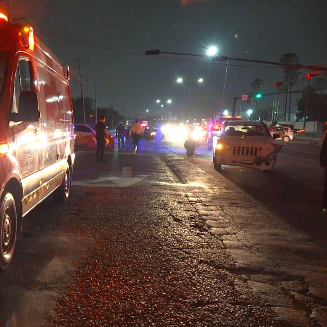 Ambulancia en accidente vial en carretera Monterrey-Nuevo Laredo