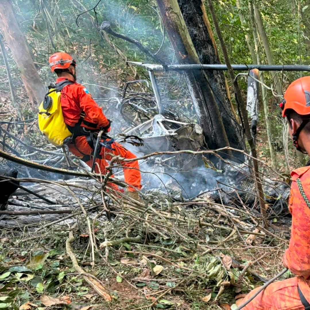 Bomberos trabajan en el lugar del accidente. Foto: EFE