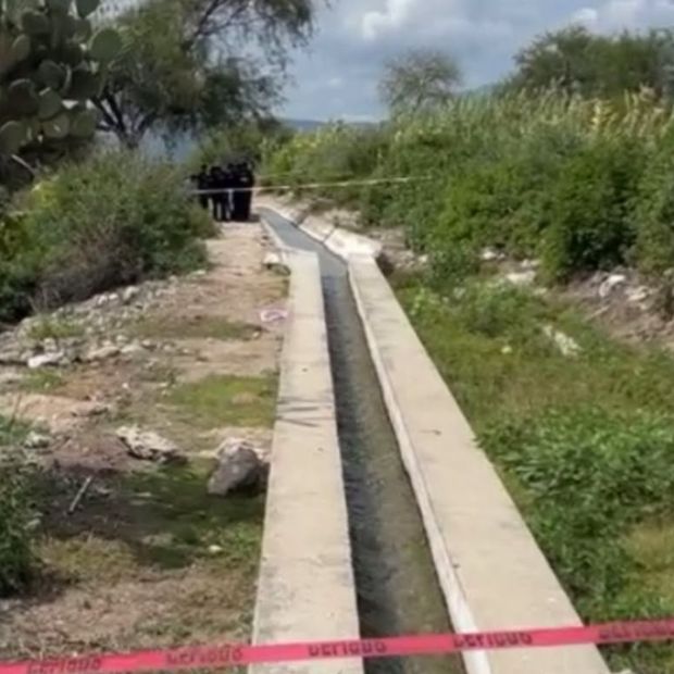 Hallan a mujer sin vida en un canal de agua en Tehuacán.