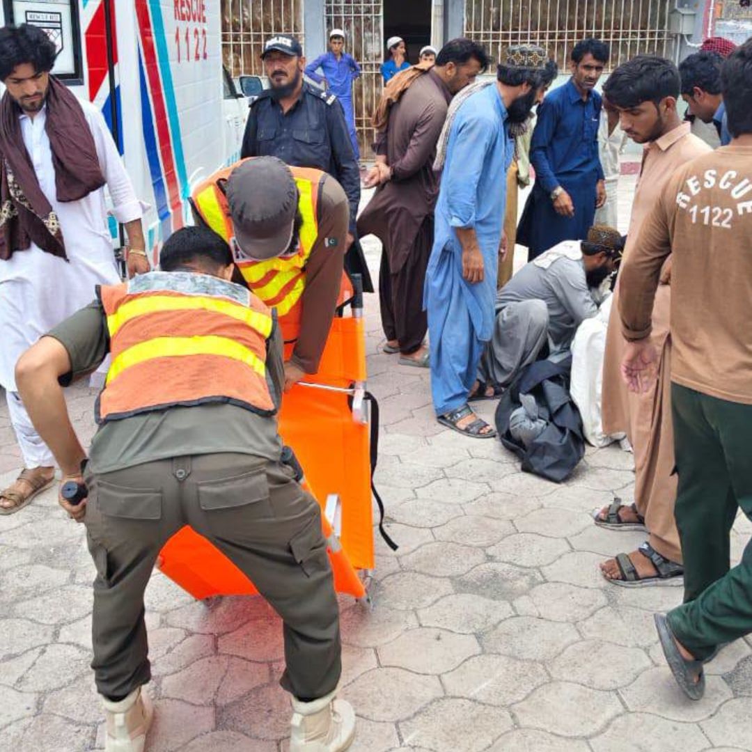Equipos de emergencia y voluntarios ayudan en el accidente carretero en Pakistán
