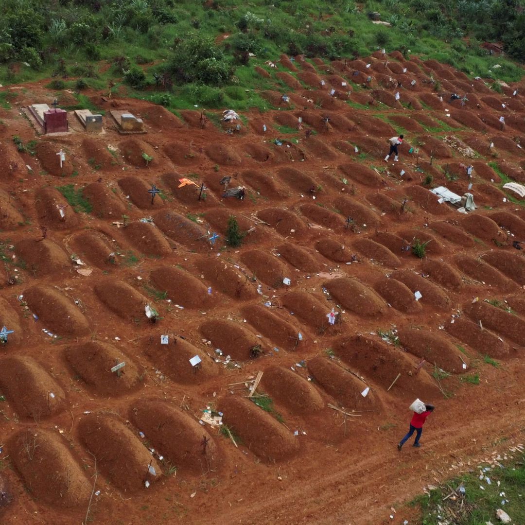 Vista general de las tumbas en el cementerio de Nyamurongo, en Bunia, Congo