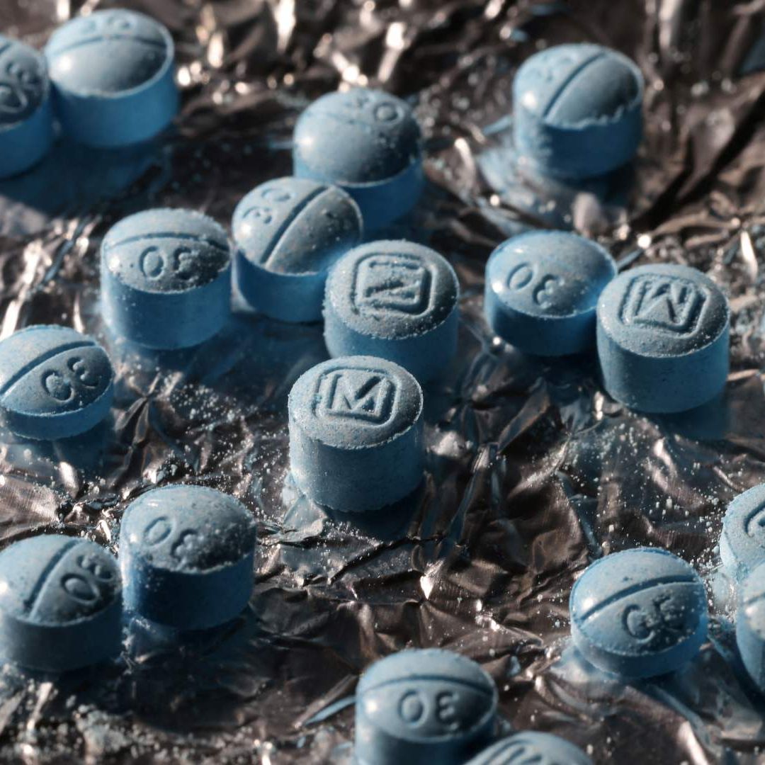 Pastillas de fentanilo al ser prensadas en una máquina, en la oficina de Reuters en Nueva York. Foto: Reuters