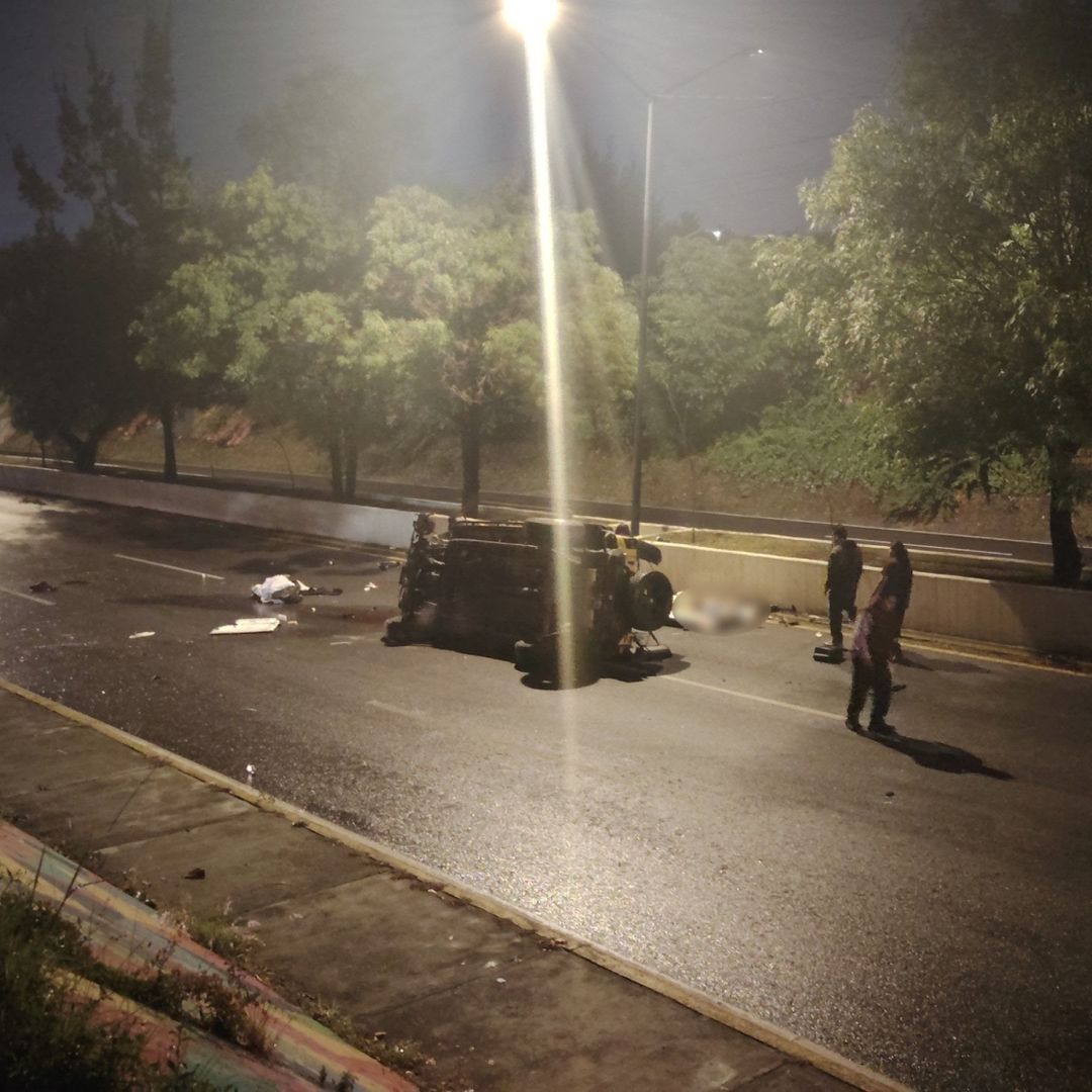 La camioneta volcó después de chocar con sentido a Puebla.
