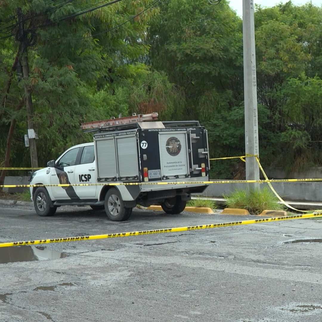 Acordonan zona por muerte de hombre en canalón en Monterrey