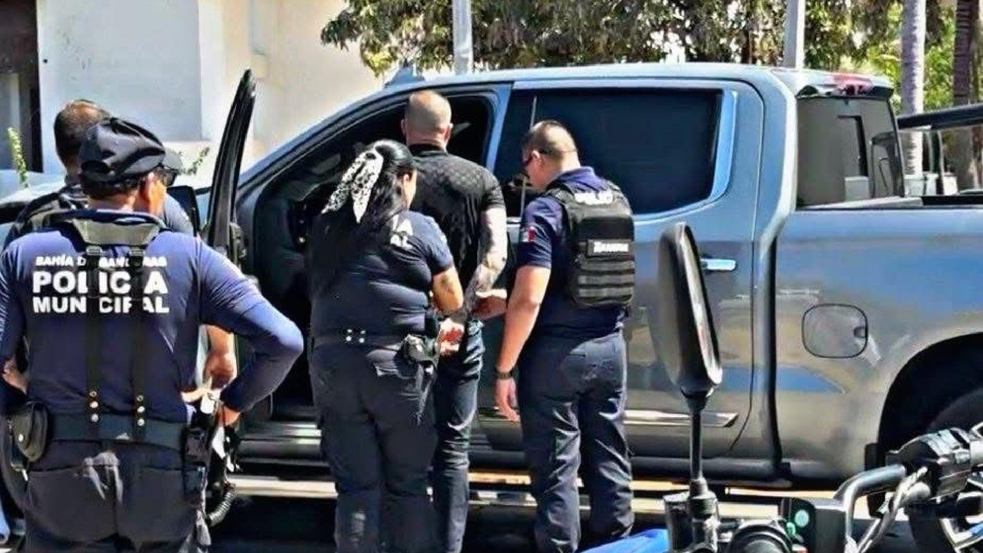 Policías Arrestando a Conductor