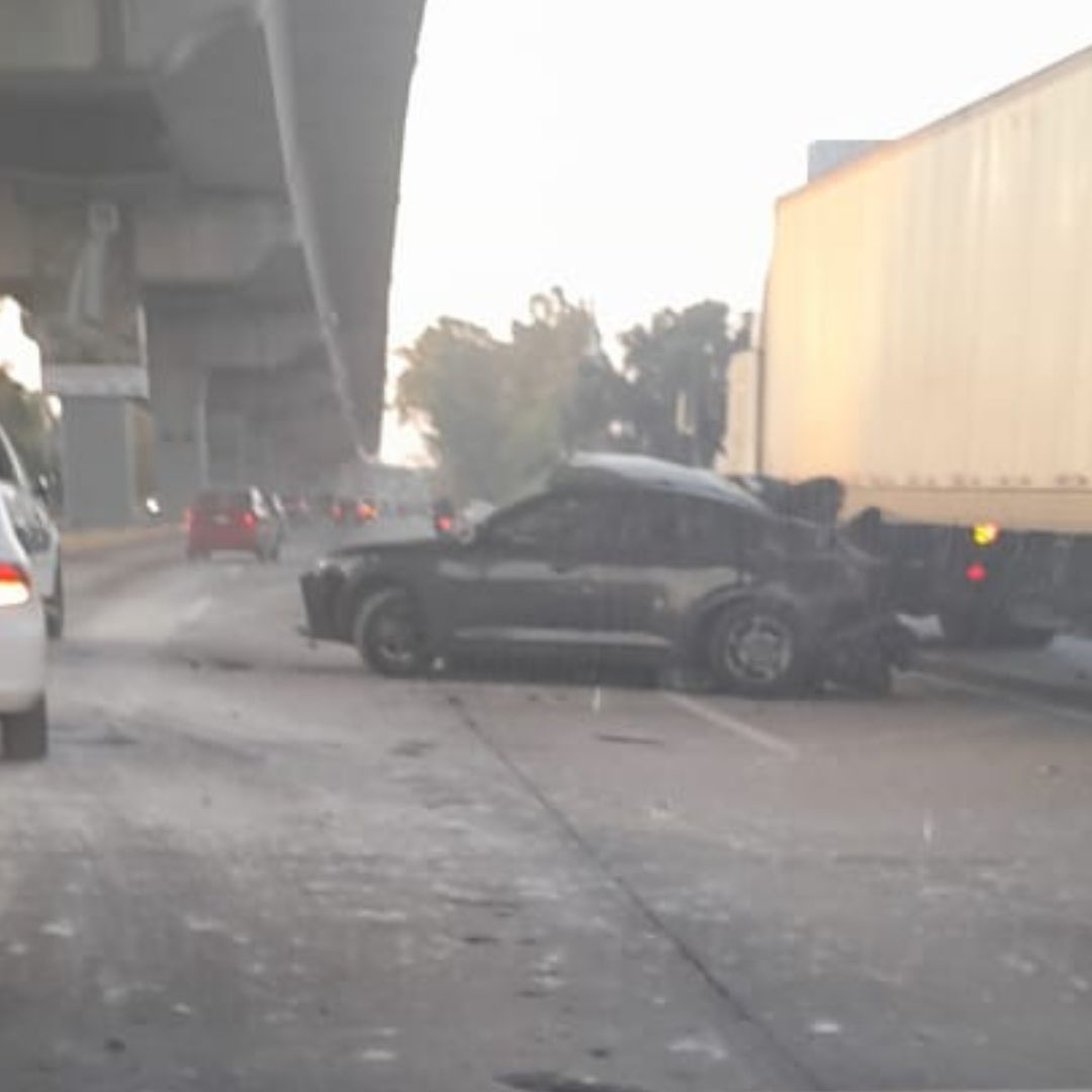 El auto terminó destrozado en el sentido opuesto.