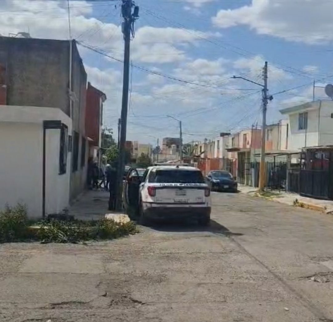 Vecinos solicitaron la presencia de paramédicos y de la policía.