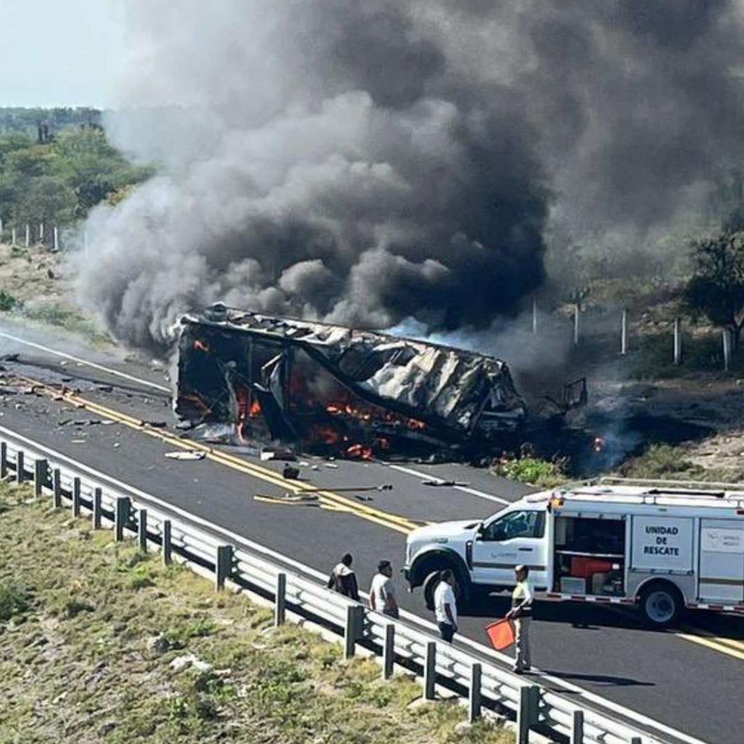 Un Muerto y Dos Lesionados por Volcadura e Incendio de Tráiler en Autopista Cuacnopalan Oaxaca Santa María Coapan