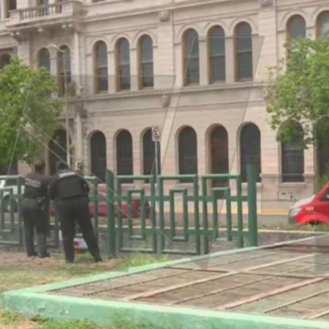 Policías investigan muerte de persona en jardineras de Macroplaza de Monterrey