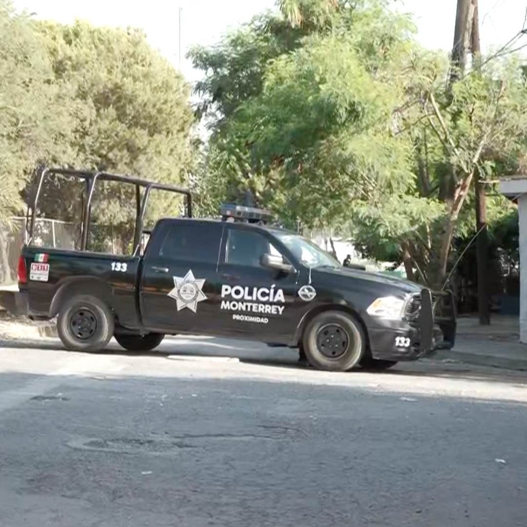 Policía de Monterrey investiga muerte de hombre en plaza pública