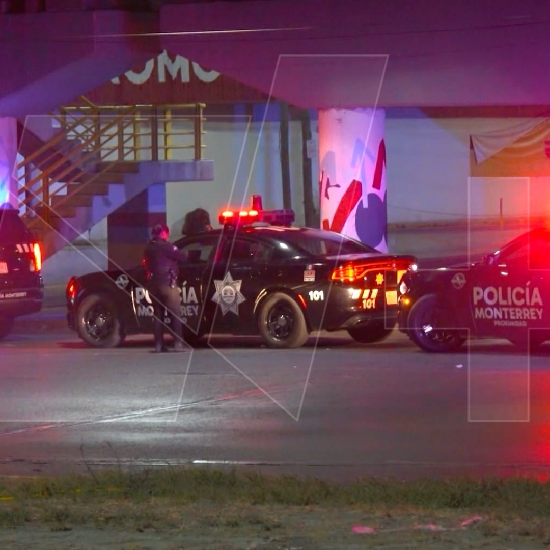 Policía de Monterrey acordona zona por hallazgo de cuerpo en Río Santa Catarina