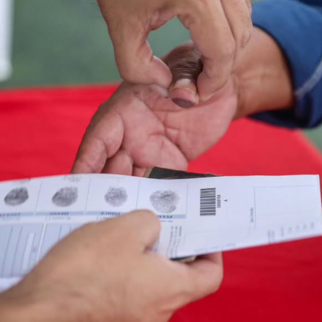 Una persona se registra antes las autoridades peruanas