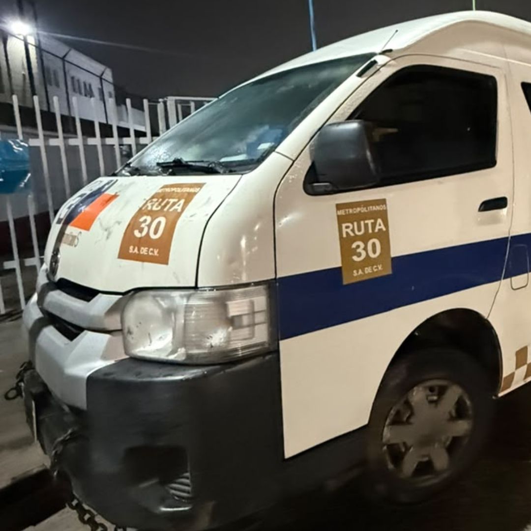 Unidad de transporte público donde iban las 6 personas que murieron.