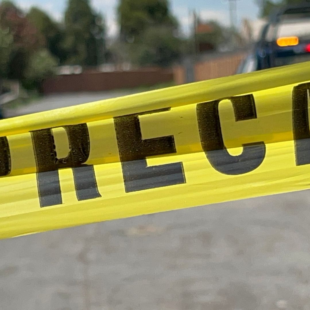 Los agentes acordonaron el área para preservar la escena.