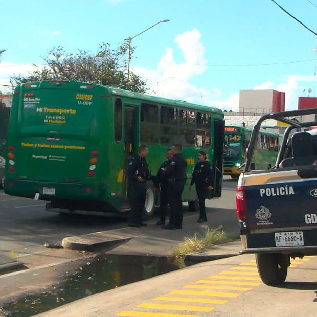 Mujer ataca a conductor de transporte público en Guadalajara.