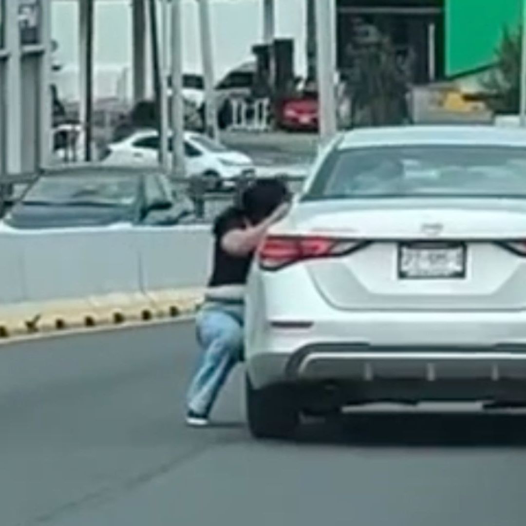 Mujer es arrastrada por auto