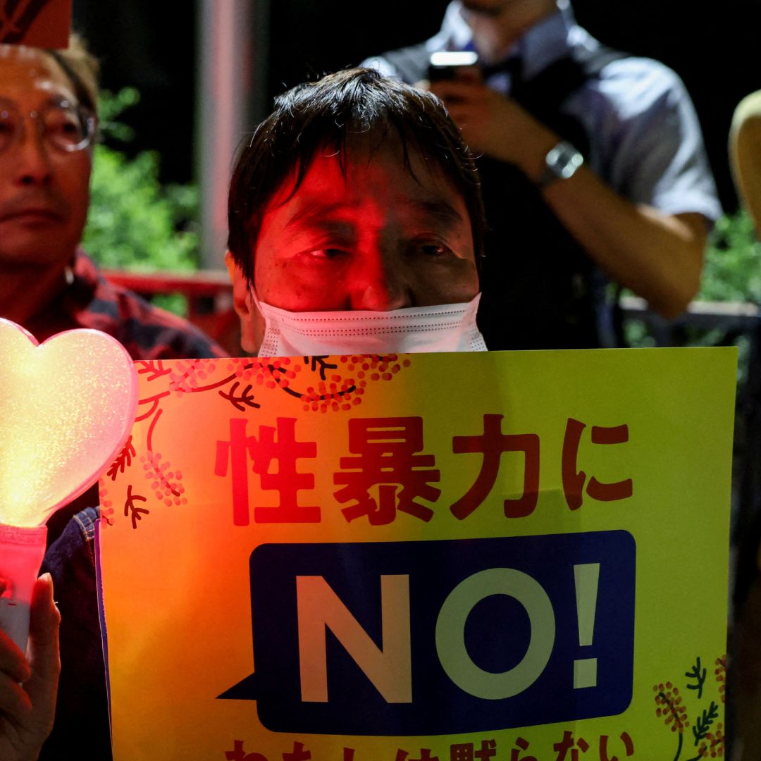 EUA Prohíbe Alcohol e Impone Toque de Queda a Tropas en Okinawa por Marine que Mató a Japonesa