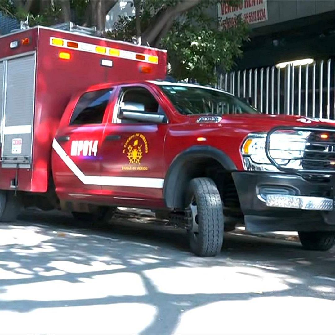 Movilización de servicios de emergencia por persona atrapada en la colonia Roma Norte, CDMX. Foto: N+
