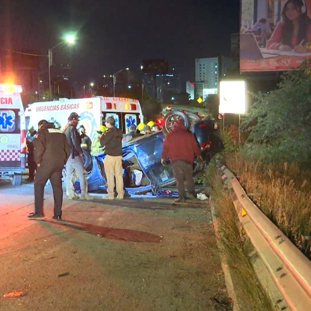 Un vehículo a exceso de velocidad terminó sobre su toldo.