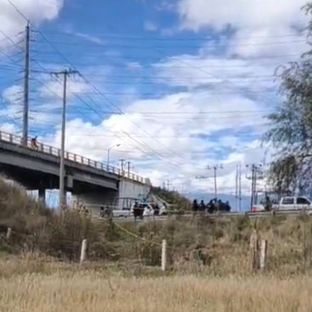 Abandonan a mujer sin vida en la autopista Arco Norte.
