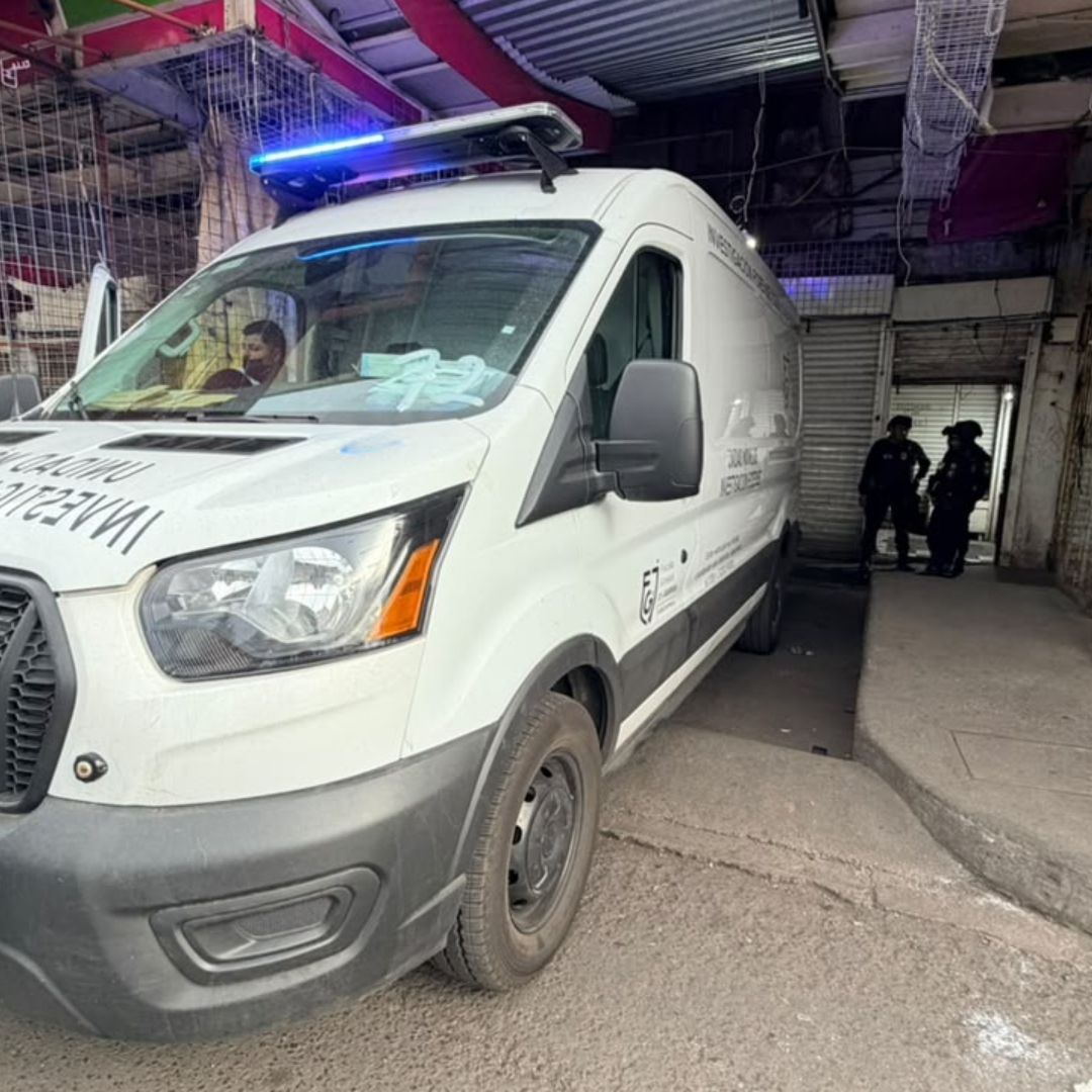 Servicios periciales de la Fiscalía CDMX laboran en la zona comercial de Tepito