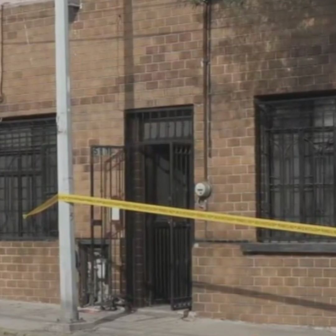 Acordonan casa por hallazgo de mujer sin vida en el patio