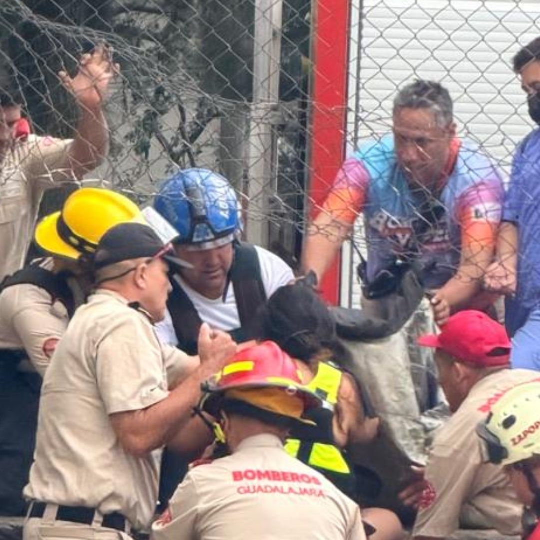 Rescatan a mujeres de cause de río que desemboca en vaso regulador del parque Ávila Camacho en Guadalajara