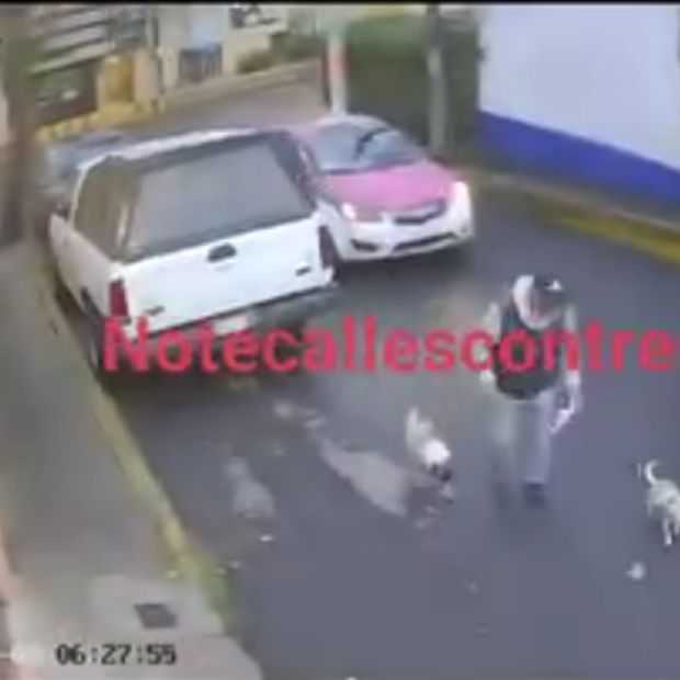 Mujer se lanza de taxi en movimiento en CDMX