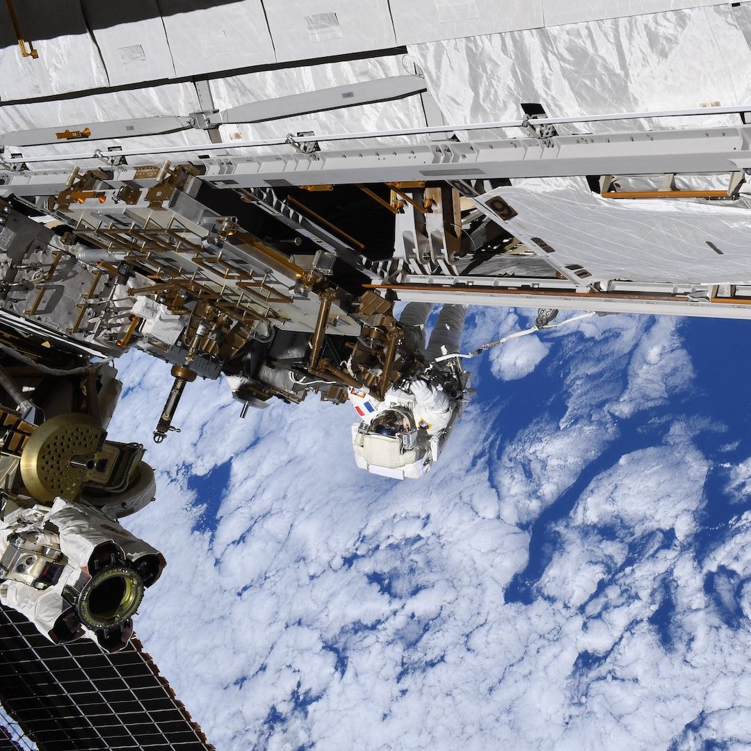 Mujer astronauta realiza caminata espacial en la EEI