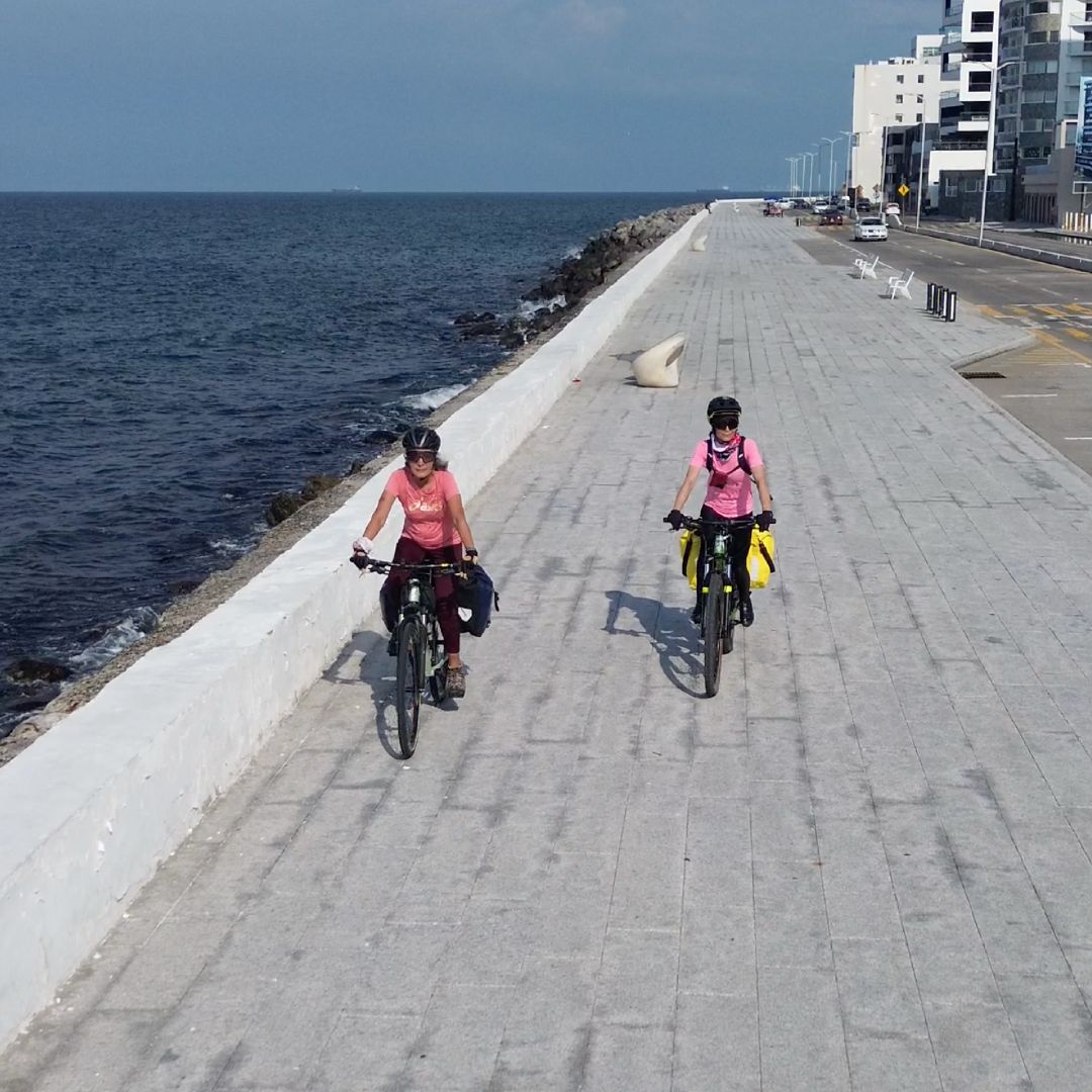 Mujeres Recorren el País a Bordo de su Bicicleta; Se Encuentran en Veracruz