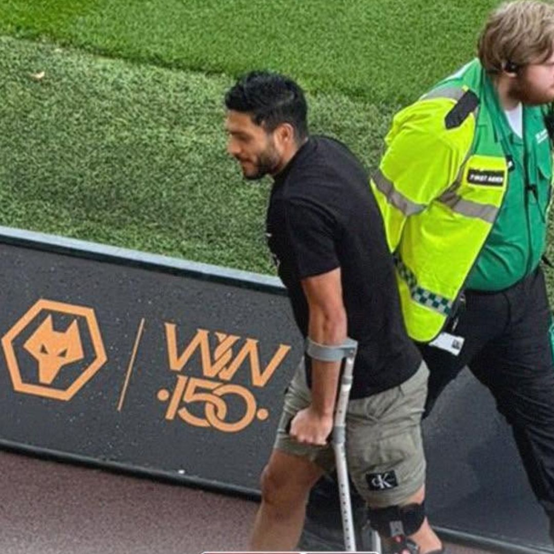 Raúl Jiménez Enciende las Alarmas al Aparecer en Muletas en Partido de Wolverhampton