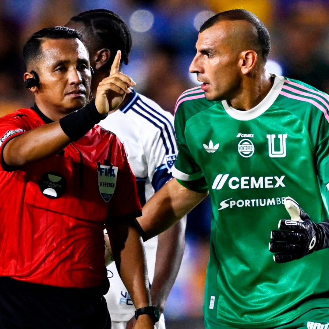 Nahuel Guzmán, portero de Tigres, le reclama al árbitro Iván Barton porque le mostró tarjeta roja