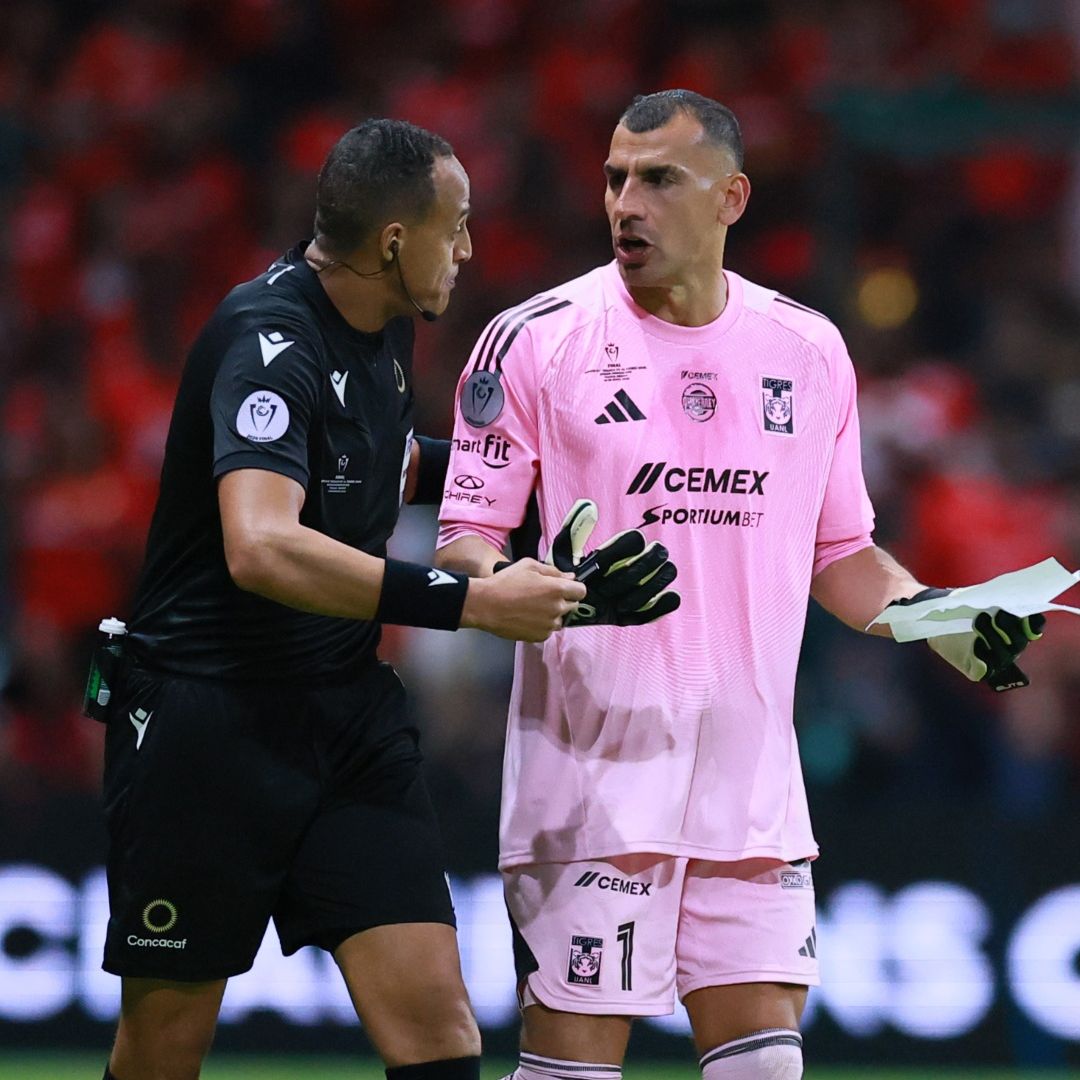 Nahuel Guzmán tuvo un altercado con el árbitro en la final de la Concachampions entre Tigres y Toluca