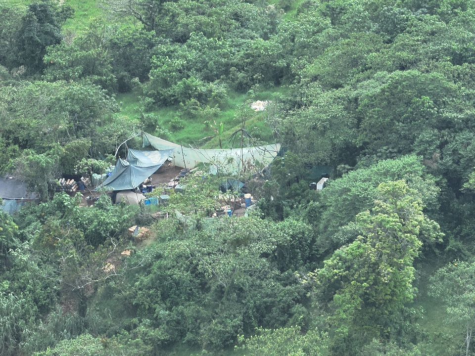 Revelan imágenes del presunto narcolaboratorio de Tlacotepec.