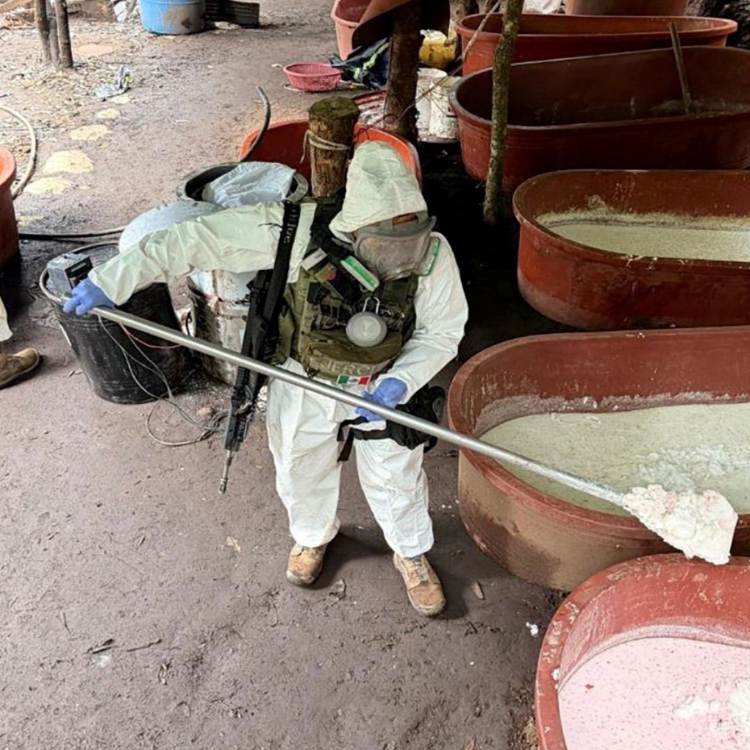Fuerzas federales desmantelan un laboratorio clandestino en Zitácuaro, Michoacán