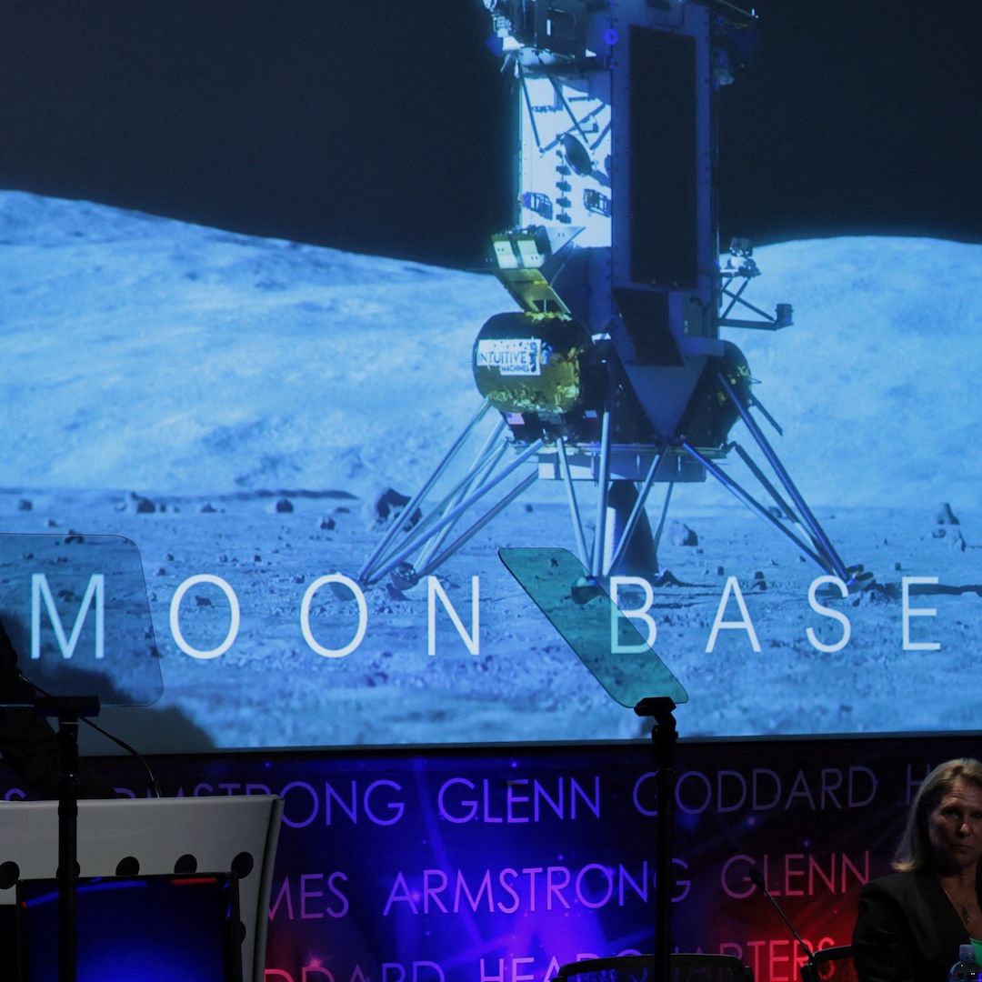 NASA promete base lunar y nuevos astronautas