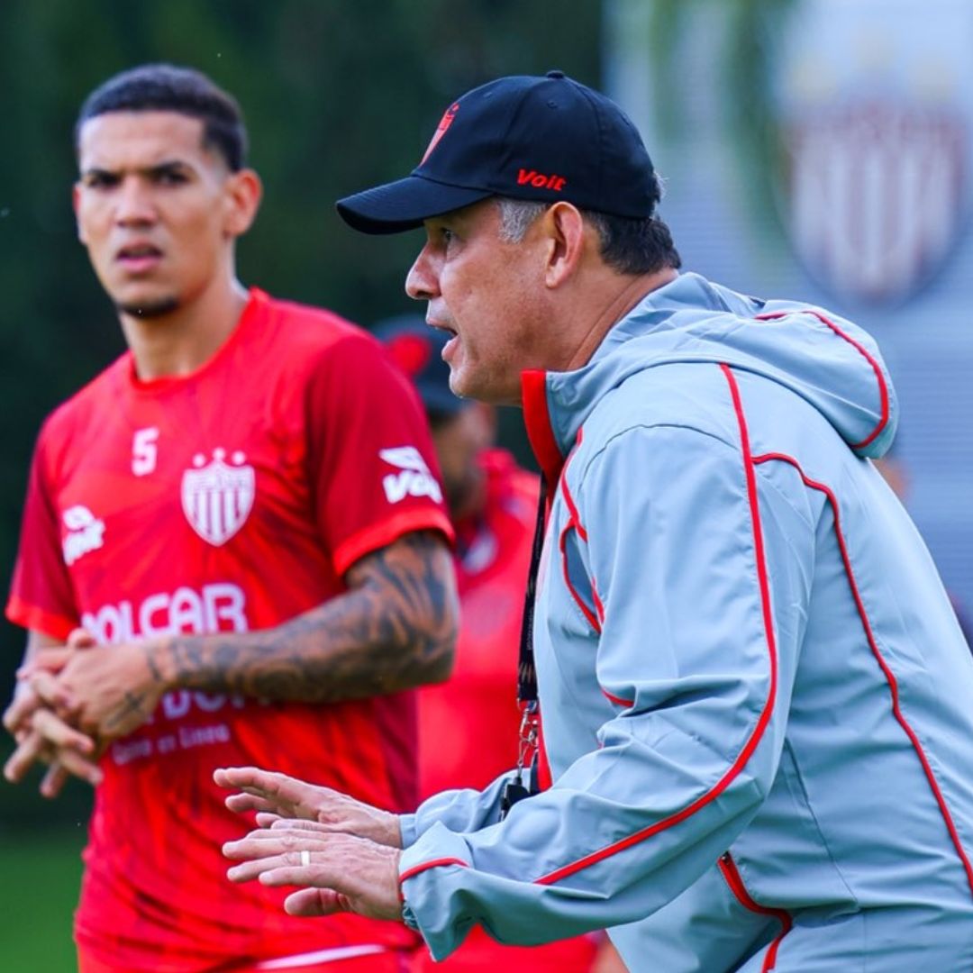 El estratega Juan Reynoso se puso a trabajar de inmediato con los futbolistas.